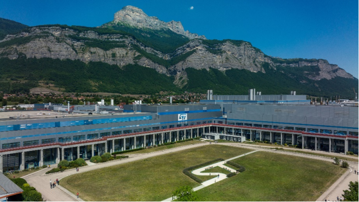 法國總統馬克龍訪問（wèn）意（yì）法半導體工廠，見（jiàn）證法國“電子（zǐ） 2030”計劃啟動